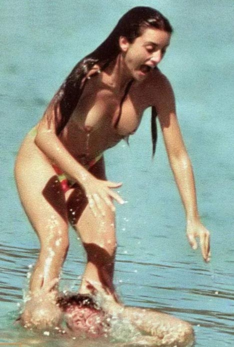 L'actrice hollywoodienne Penelope Cruz montre ses tétons et ses seins nus.
 #75413664