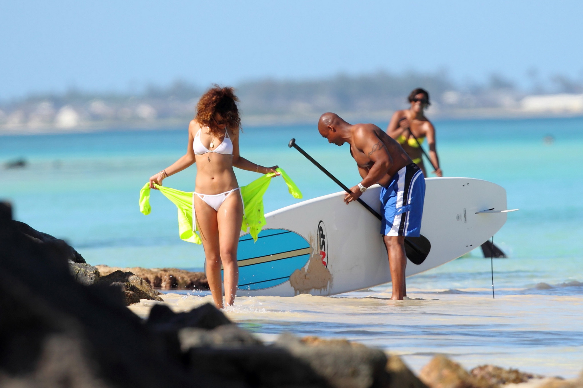 Rihanna paddle surfing in bikini bianco su una spiaggia hawaiana
 #75275870