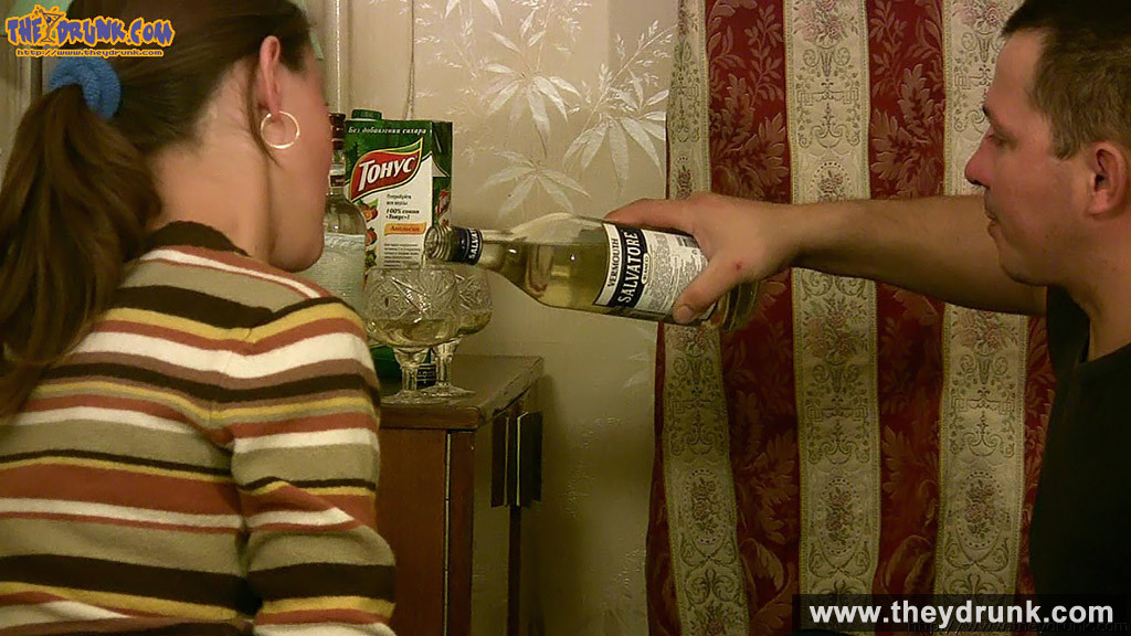 Bruna giovane ubriaca dà pompino dopo vermouth e scopata
 #67196073