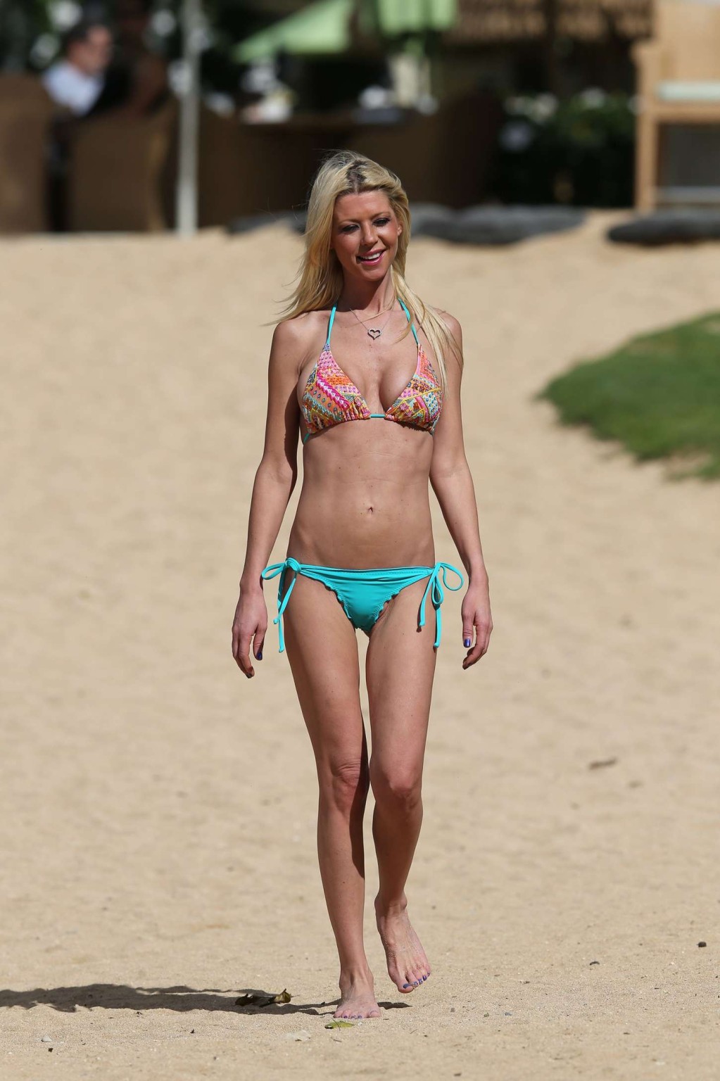 Tara reid busty che indossa due piccoli set di bikini colorati in spiaggia alle Hawaii
 #75180968