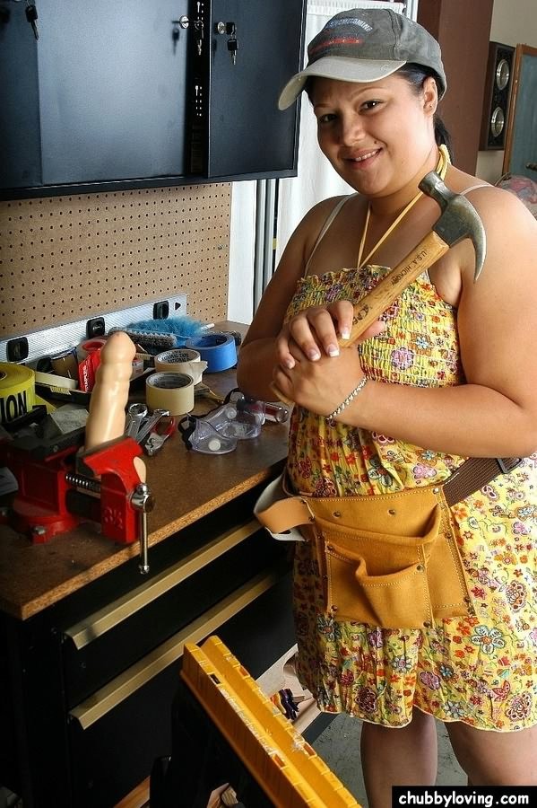 Nancy, une femme aux gros seins, se déshabille dans un atelier et joue avec un gode rouge.
 #71740785