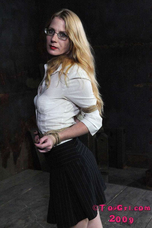 Renee ist eine flexible Schlampe, die aussieht wie eine nuttige Lehrerin
 #68915806