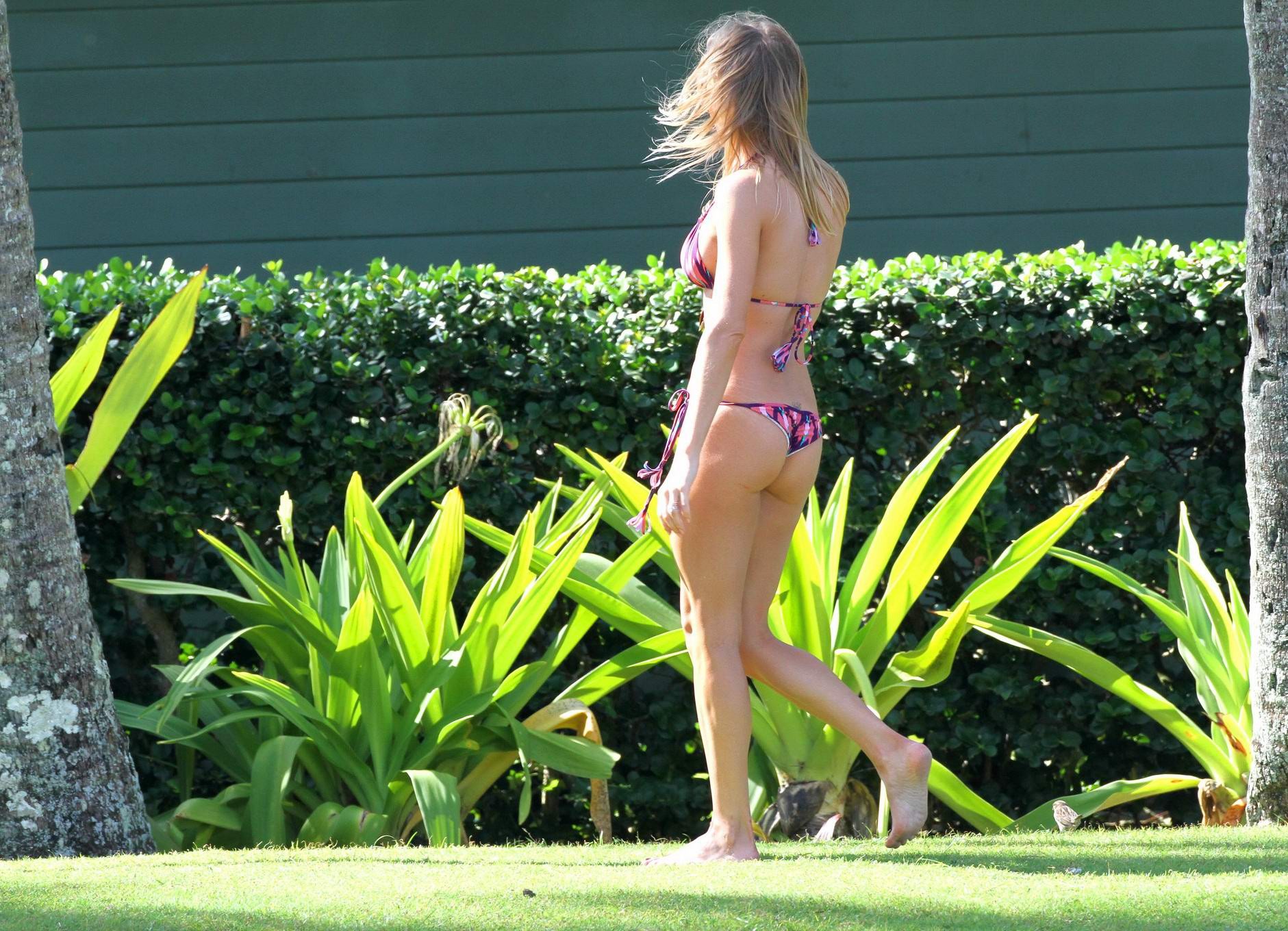 Leann rimes mostra il suo culo indossando un bikini sexy alle hawaii
 #75277147