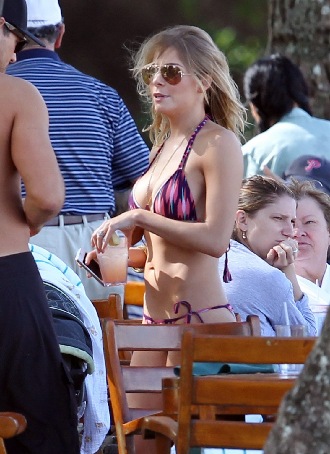 Leann rimes mostra il suo culo indossando un bikini sexy alle hawaii
 #75277249