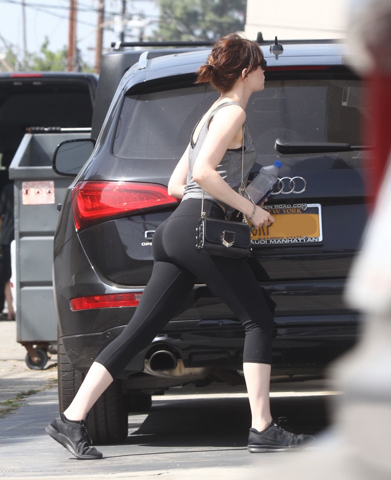 Emma stone zeigt ihren perfekten Arsch in Leggings
 #75145385
