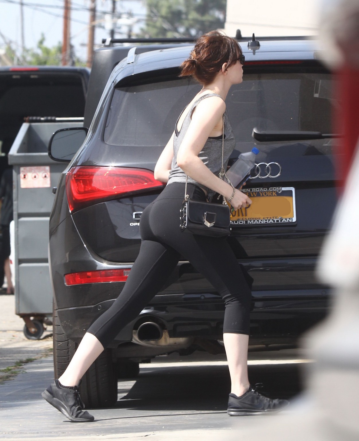 Emma stone mostra il suo culo perfetto in leggings
 #75145385