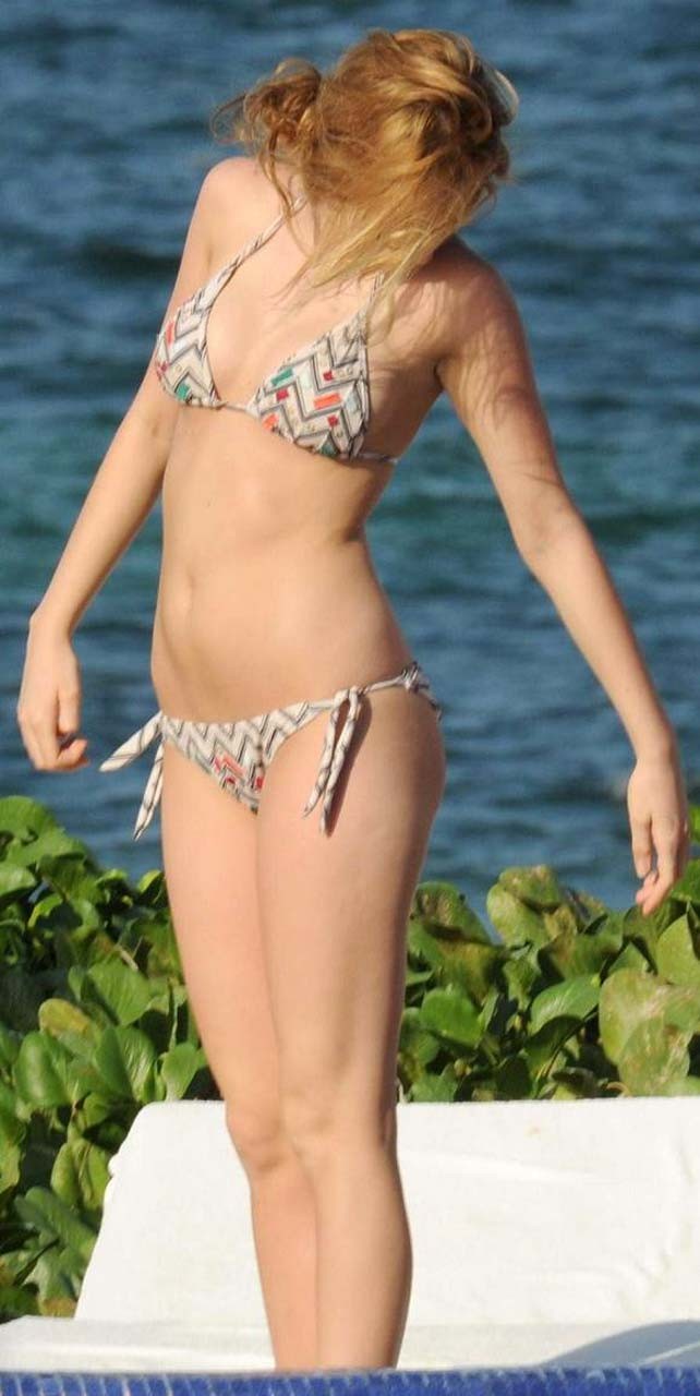 Blake Lively exposing her sexy nude body and huge boobs on leaked photos #75302139