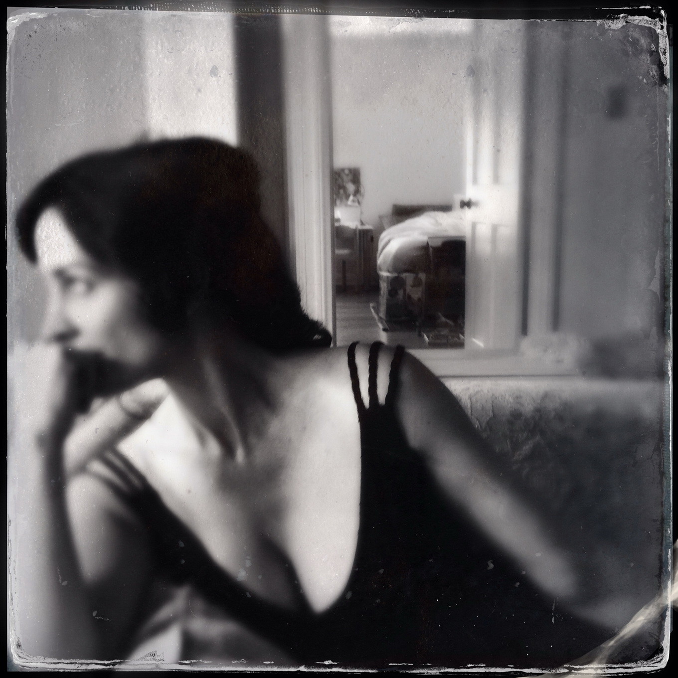 Carrieanne Moss con un vestido negro escotado en la sesión de fotos de Catherine Just
 #75181914