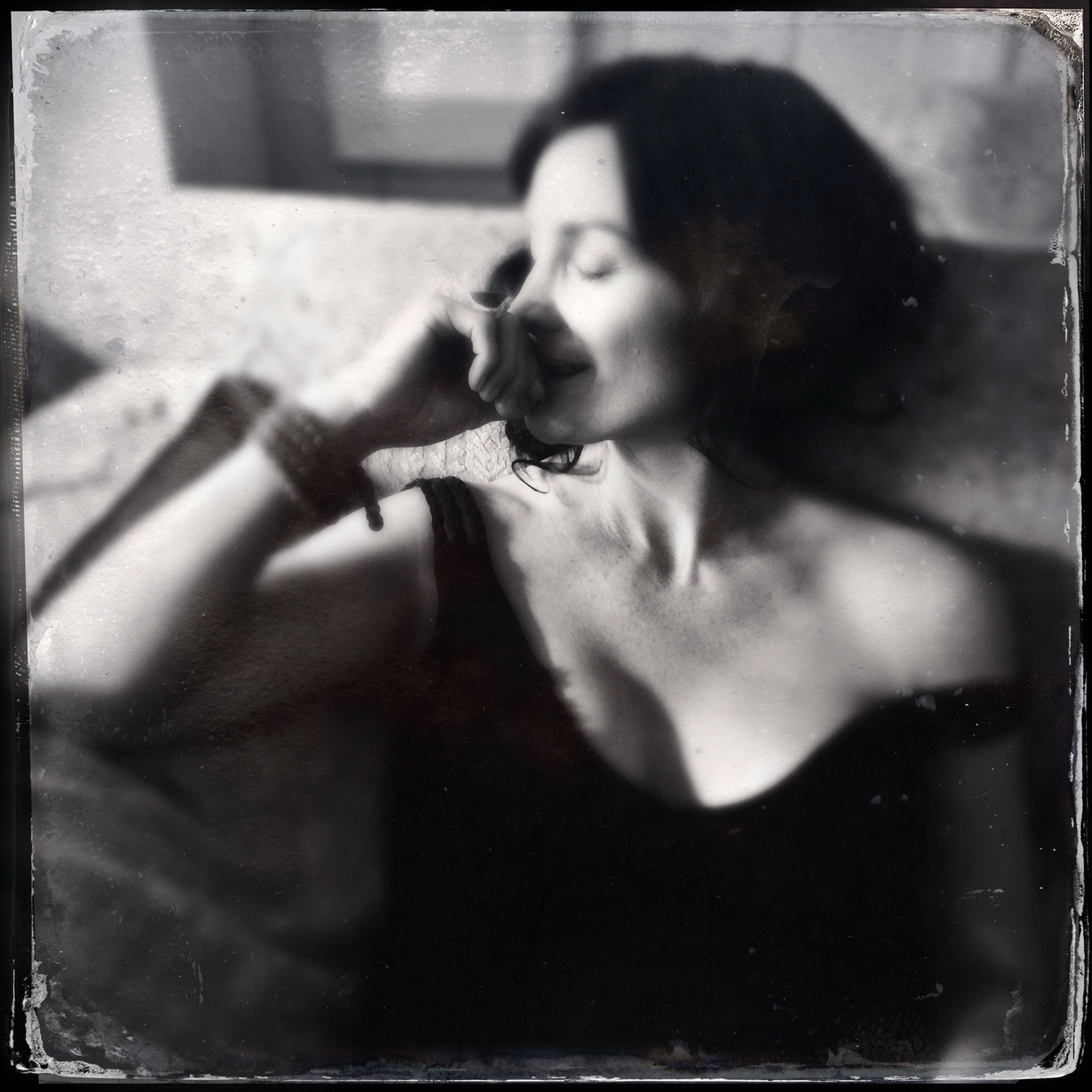 Carrieanne Moss con un vestido negro escotado en la sesión de fotos de Catherine Just
 #75181949