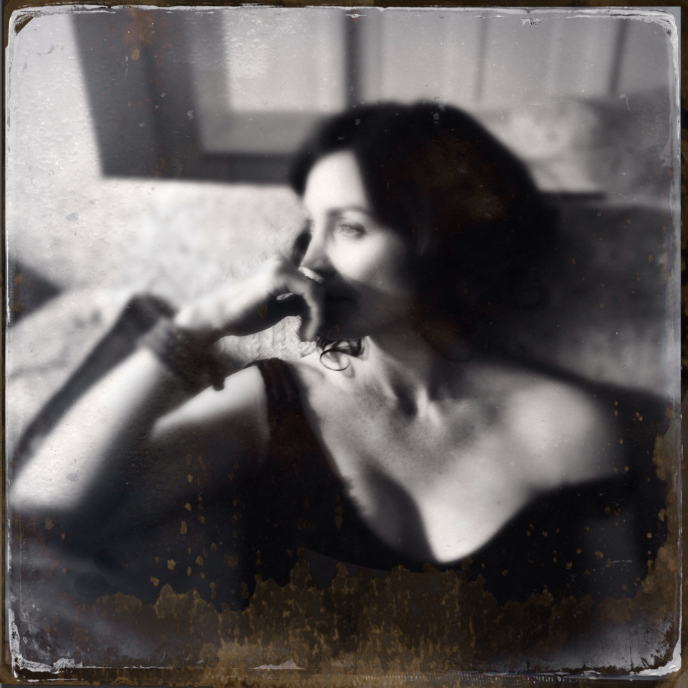 Carrieanne Moss con un vestido negro escotado en la sesión de fotos de Catherine Just
 #75181961