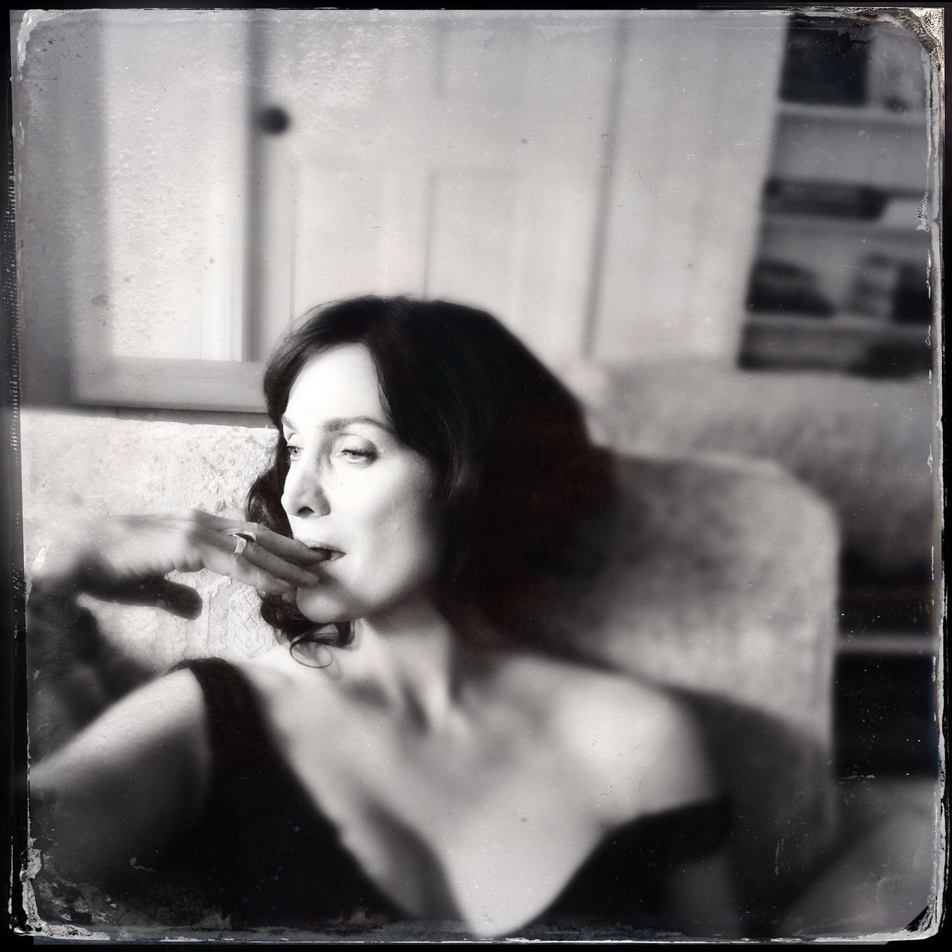 キャサリン・ジャストの写真撮影でローカットの黒いドレスを着ている胸の張ったCarrieanne Moss
 #75181967
