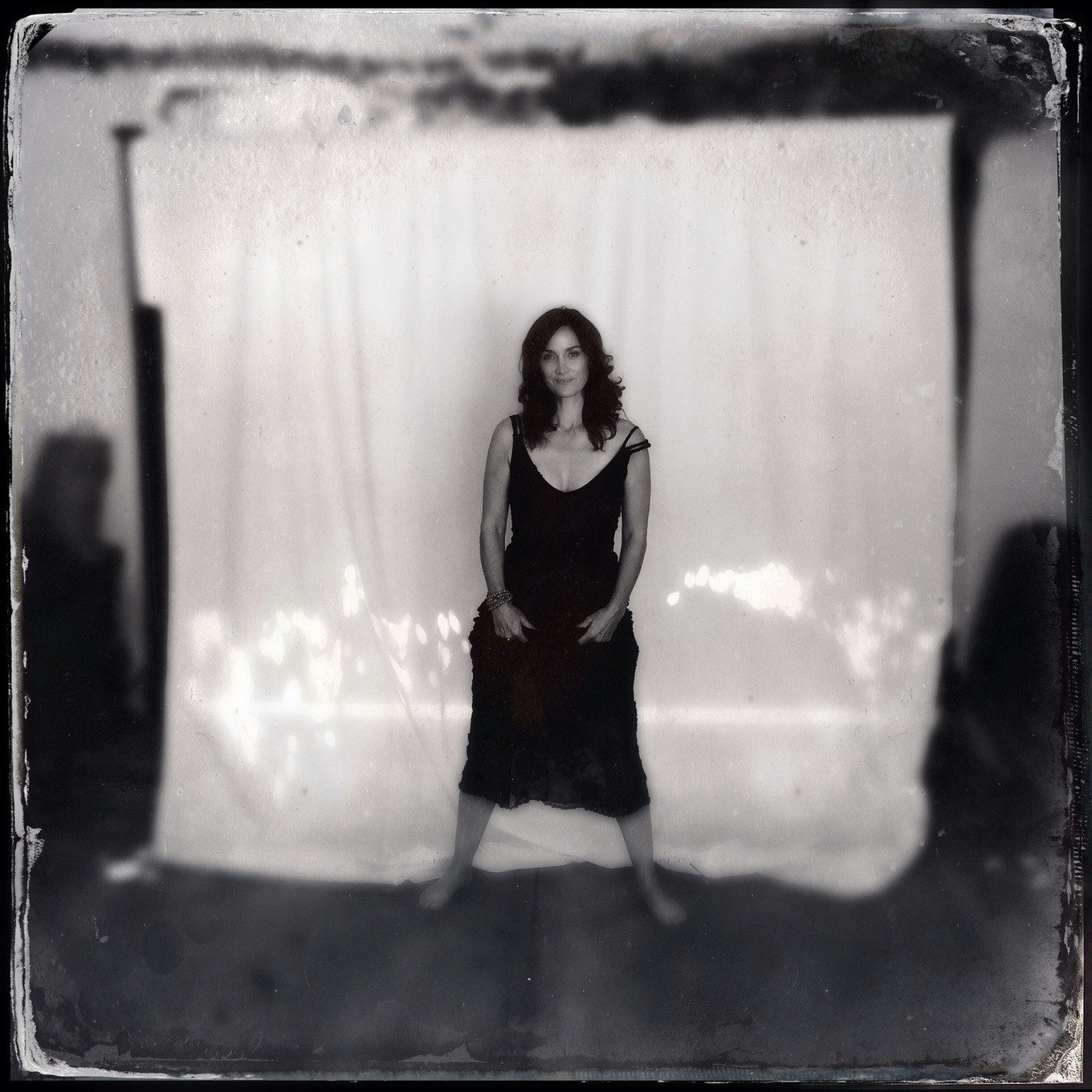 Carrieanne Moss con un vestido negro escotado en la sesión de fotos de Catherine Just
 #75182084