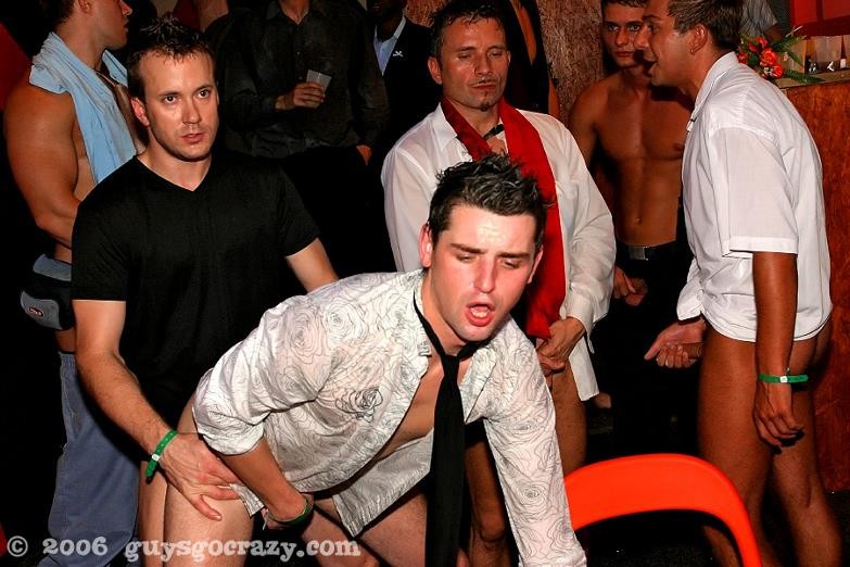 Fuentes de semen caliente en una orgía gay de follar y chupar
 #76995282