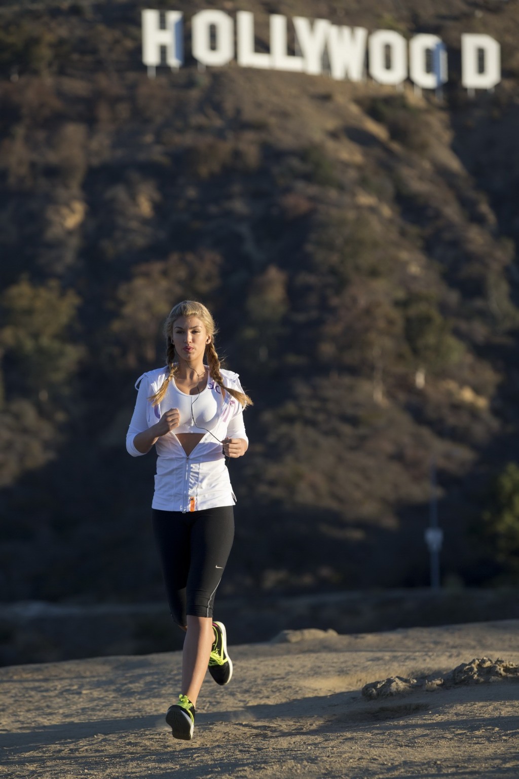 Amy willerton en soutien-gorge de sport et collants blancs en train de s'entraîner à hollywood hills.
 #75206577