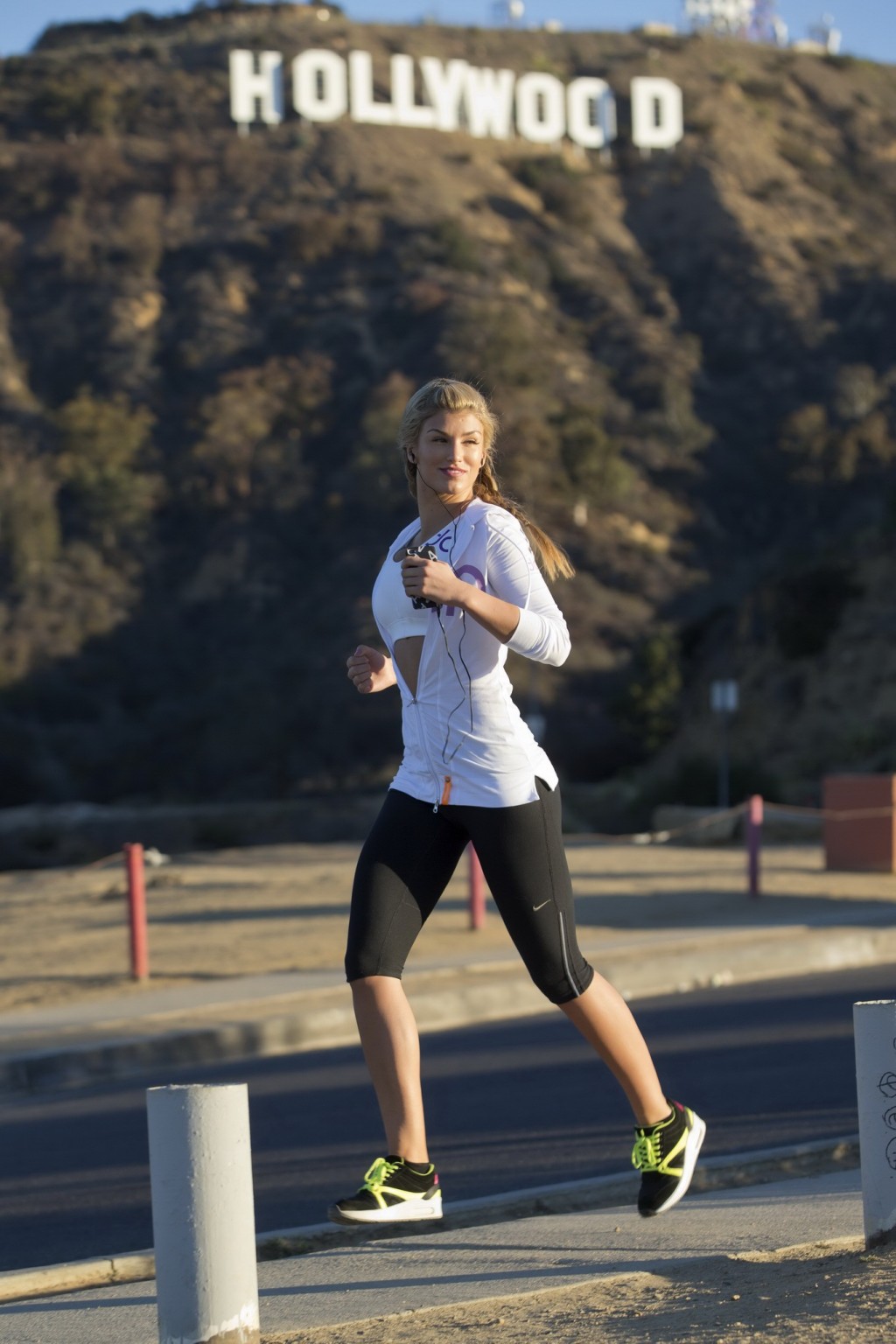 Amy willerton en soutien-gorge de sport et collants blancs en train de s'entraîner à hollywood hills.
 #75206586