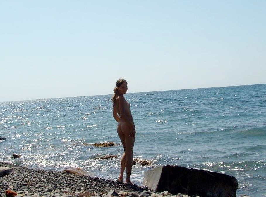 Une superbe fille nue avec un joli cul prend un bain de soleil
 #72256435