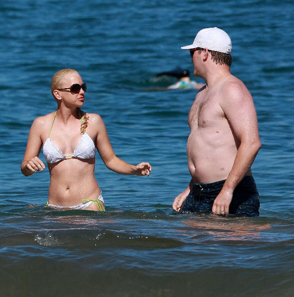 Anna Faris showing her extremely nice and sexy body in bikini #75373568