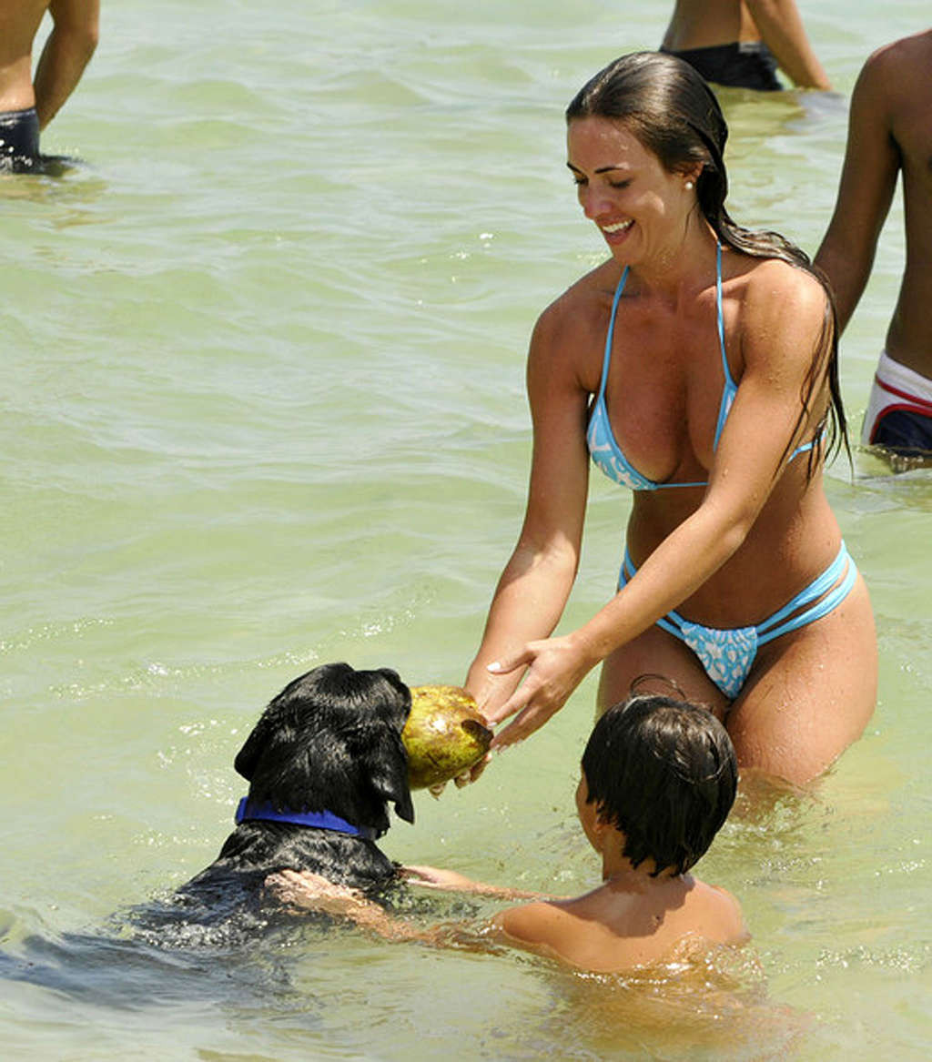 Nicole bahls esponendo il suo bel culo in perizoma e posando in bikini
 #75364090