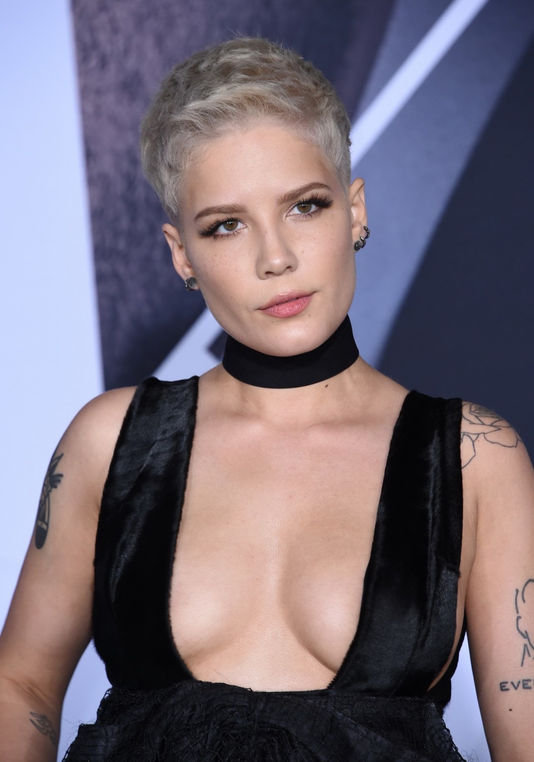 Halsey busty mostrando enorme scissione e sideboob
 #75139995