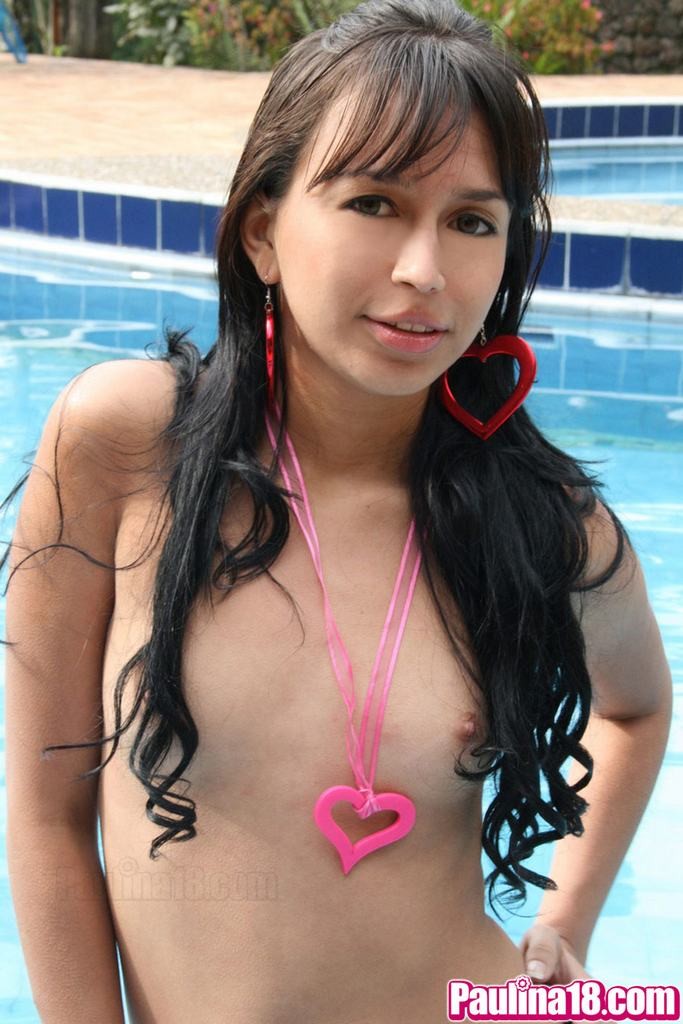 Petite fille de dix-huit ans aux petits seins se déshabille dans une piscine
 #78772501