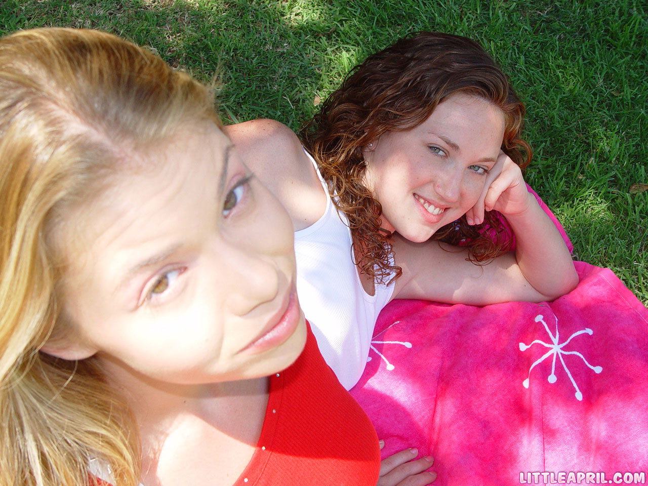 Dos chicas haciendo un picnic y tocándose
 #67823659