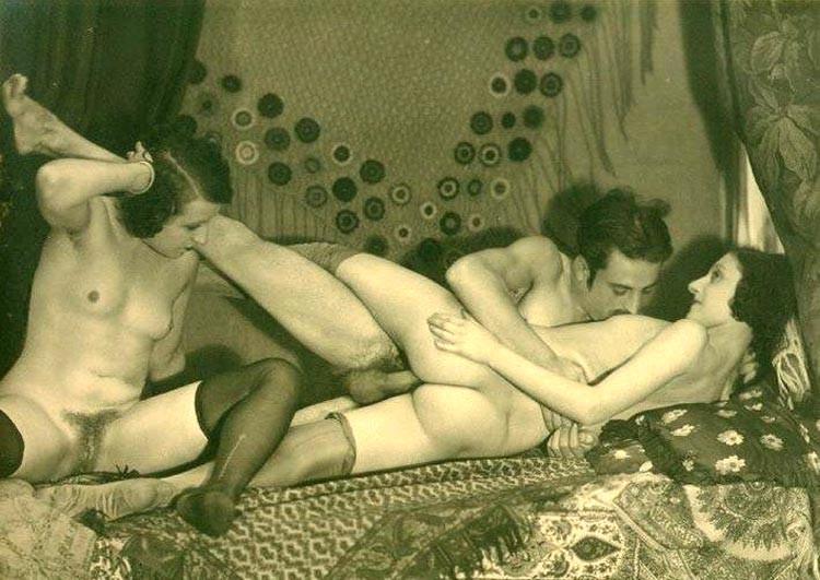 Des filles vintage sexy et nues qui posent
 #75595785