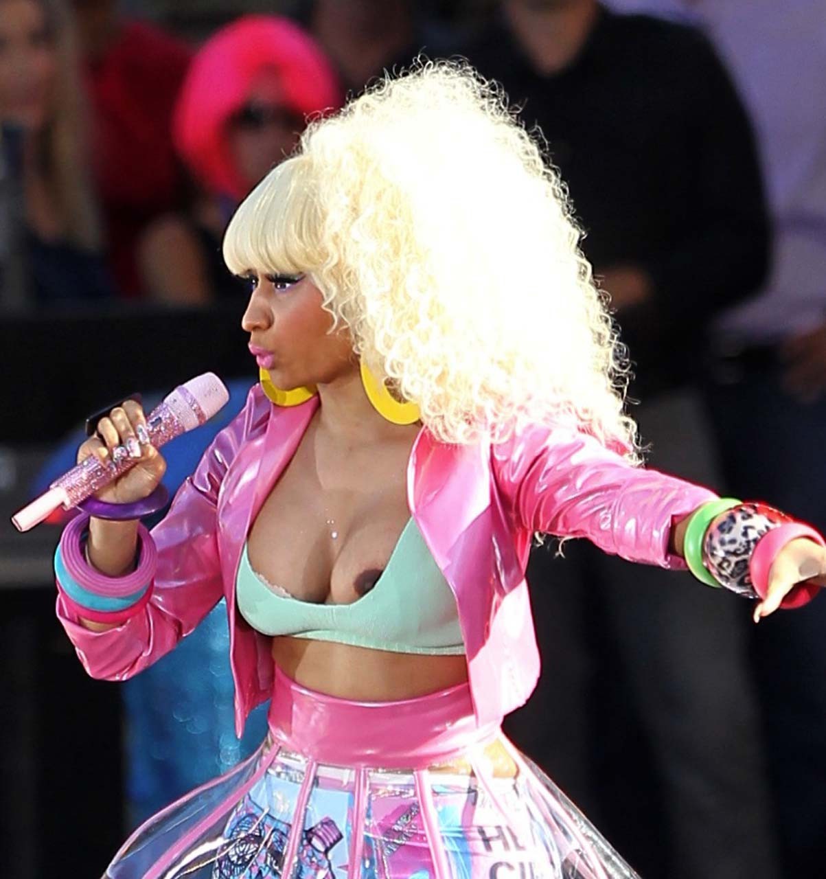 Nicki minaj en jupe haute et tétons sur des photos paparazzi sexy et chaudes
 #75293287