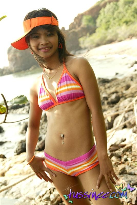 Joven tailandesa de 18 años en bikini naranja en la playa
 #68000959