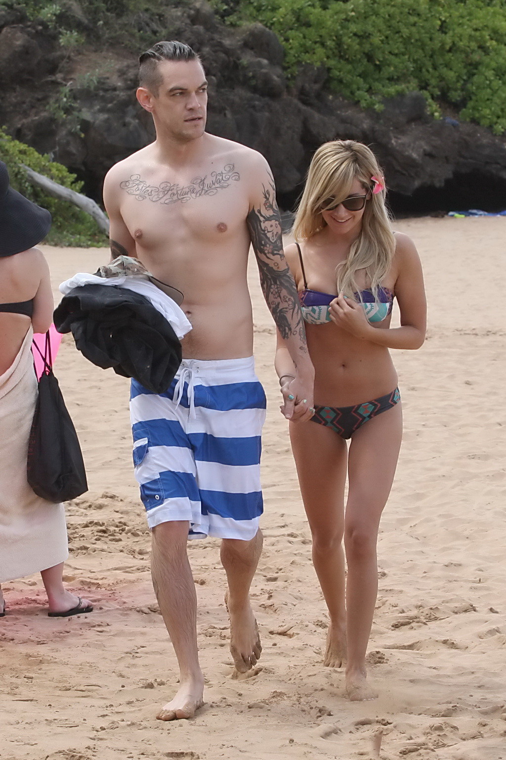Ashley tisdale trägt knappen bunten Bikini am Strand in Hawaii
 #75238963