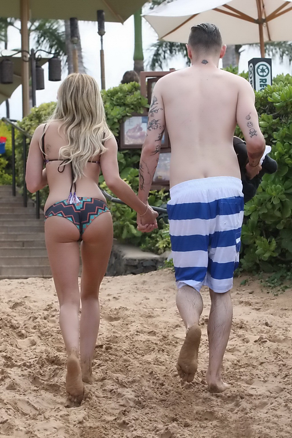 Ashley tisdale trägt knappen bunten Bikini am Strand in Hawaii
 #75238985