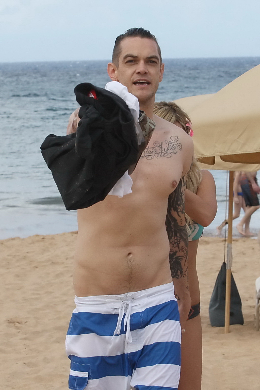 Ashley tisdale trägt knappen bunten Bikini am Strand in Hawaii
 #75239011