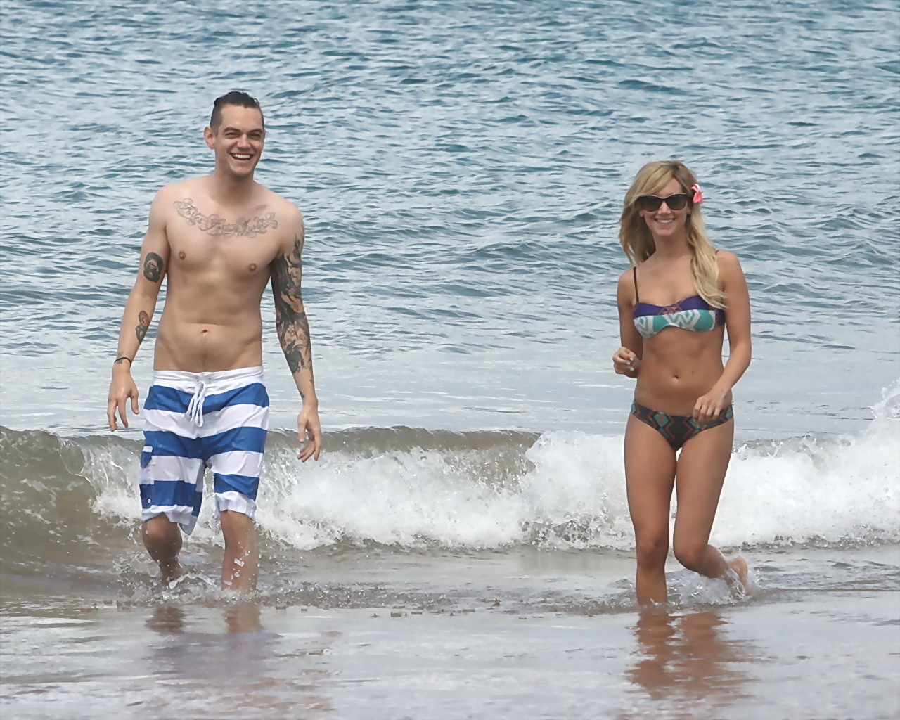 Ashley tisdale trägt knappen bunten Bikini am Strand in Hawaii
 #75239028