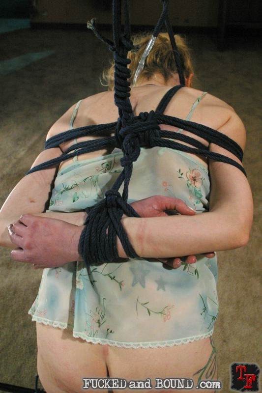Femme blonde en bondage avec une corde et baisée dans une salle de bain.
 #72173289