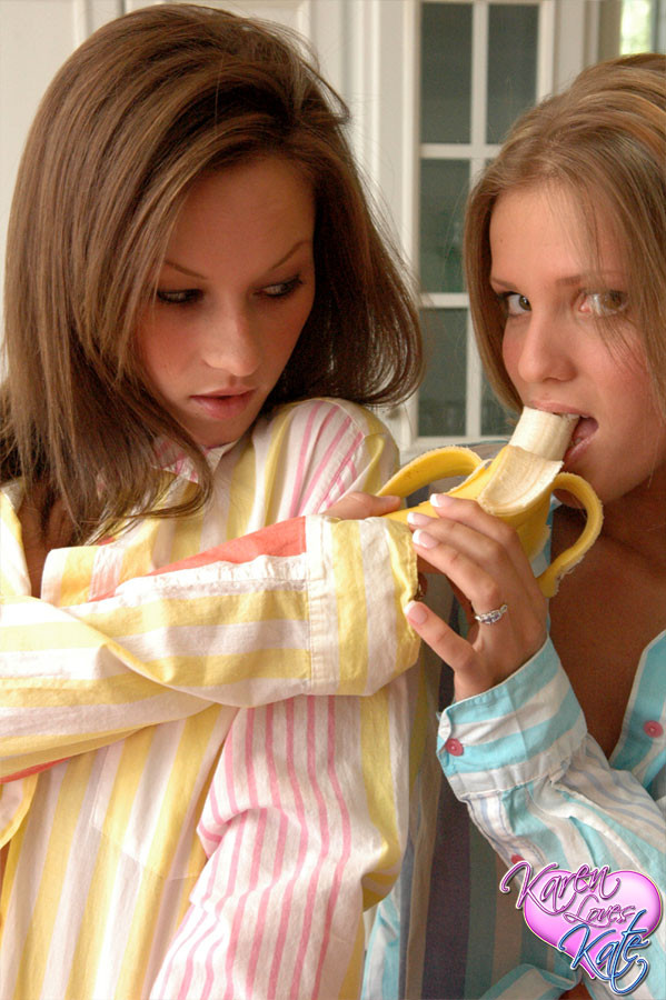 Karen &amp; kate con un plátano
 #67782426