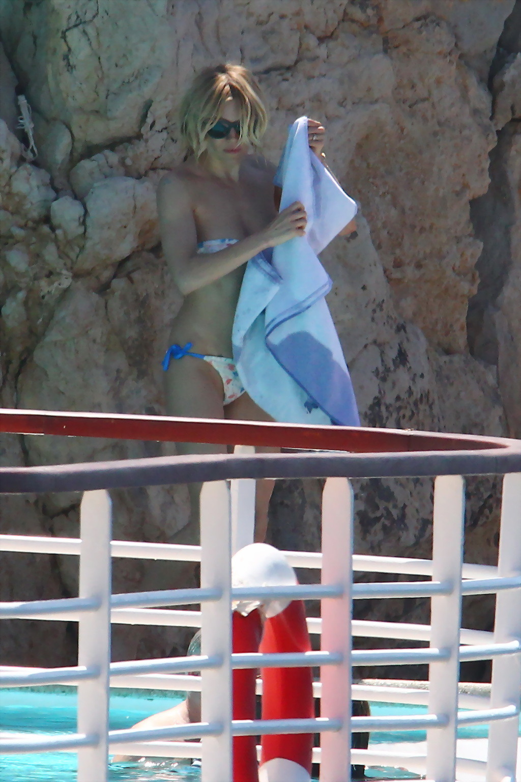 Sienna miller scivola fuori dal suo piccolo bikini senza spalline alla piscina dell'hotel du capedenroc
 #75164080