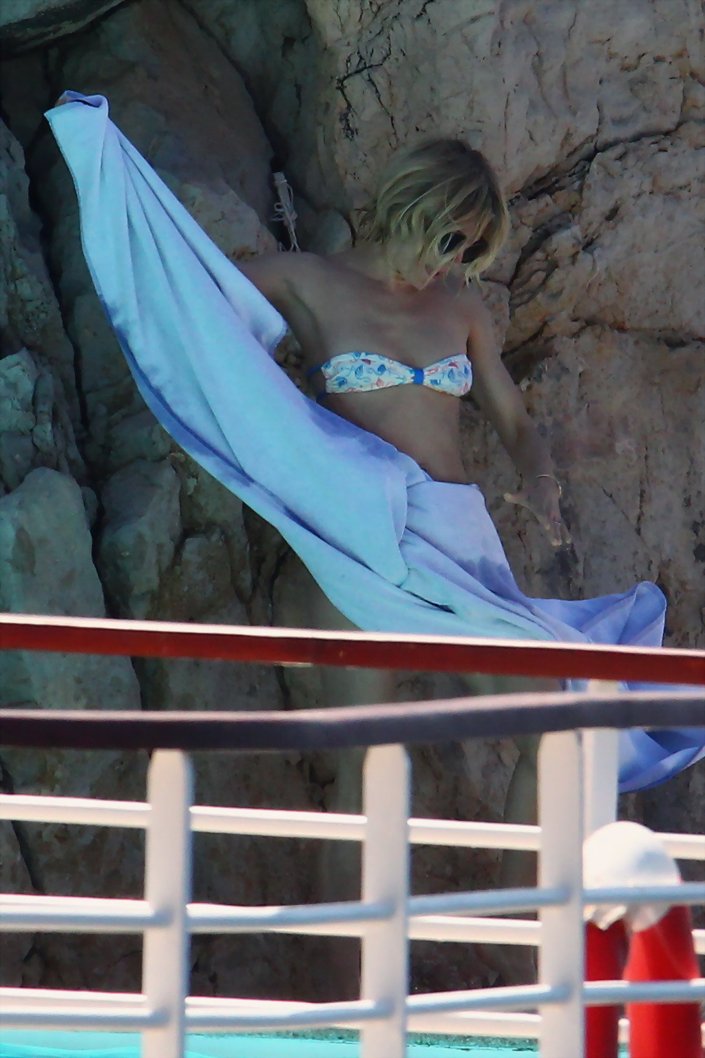 Sienna miller scivola fuori dal suo piccolo bikini senza spalline alla piscina dell'hotel du capedenroc
 #75164087