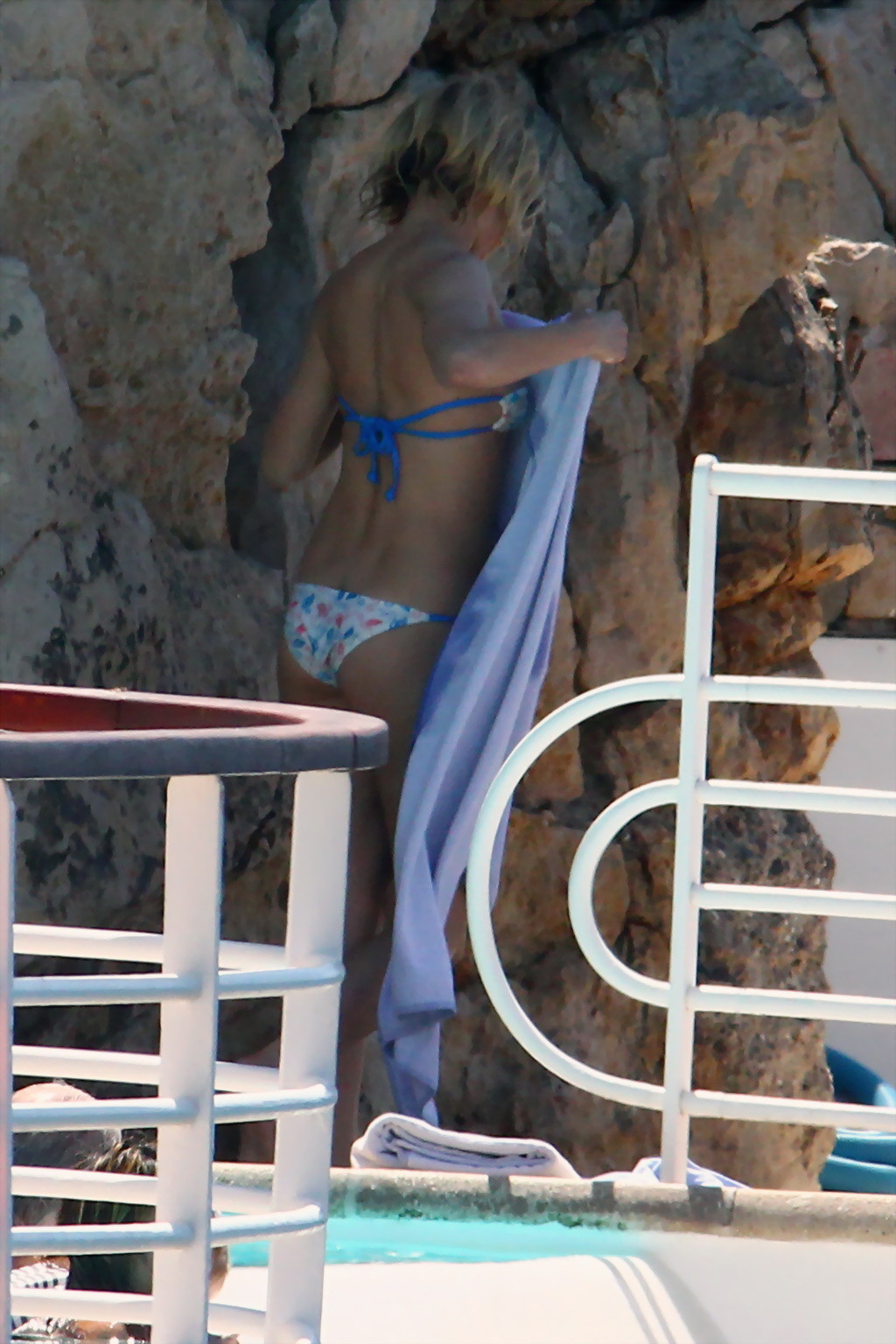 Sienna miller scivola fuori dal suo piccolo bikini senza spalline alla piscina dell'hotel du capedenroc
 #75164106