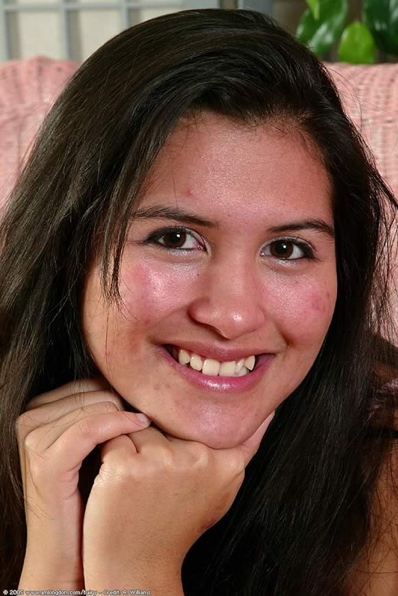 Une latina mignonne et potelée avec de gros seins montre son chocha cerise
 #77318265