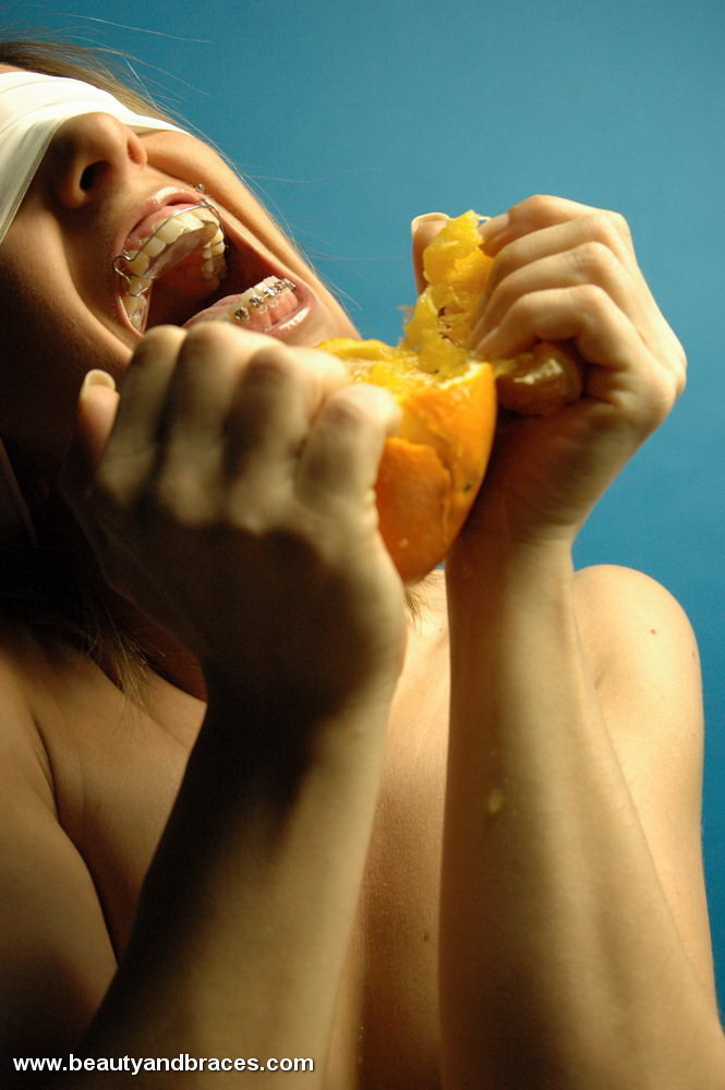 Rubia con ortodoncia se hace un lío devorando una naranja
 #73259382