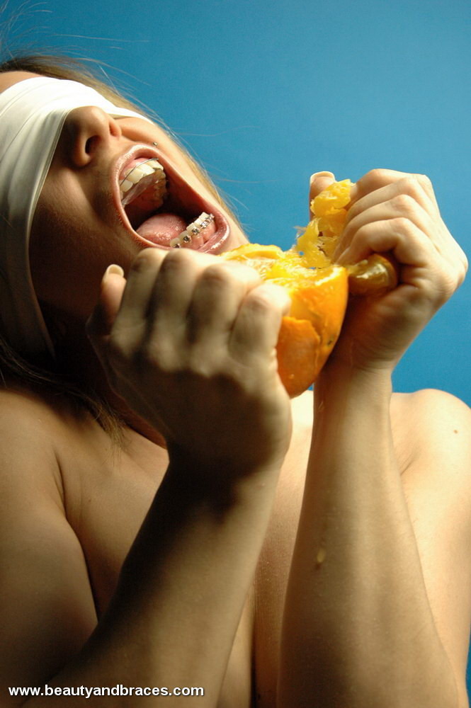 Rubia con ortodoncia se hace un lío devorando una naranja
 #73259394