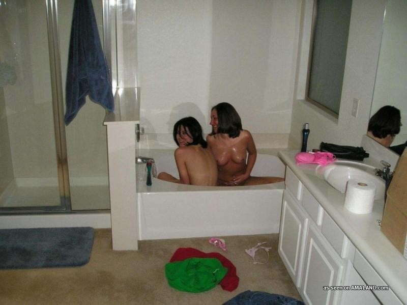 Deux lesbiennes jeunes amateurs se caressant l'une l'autre
 #68175272