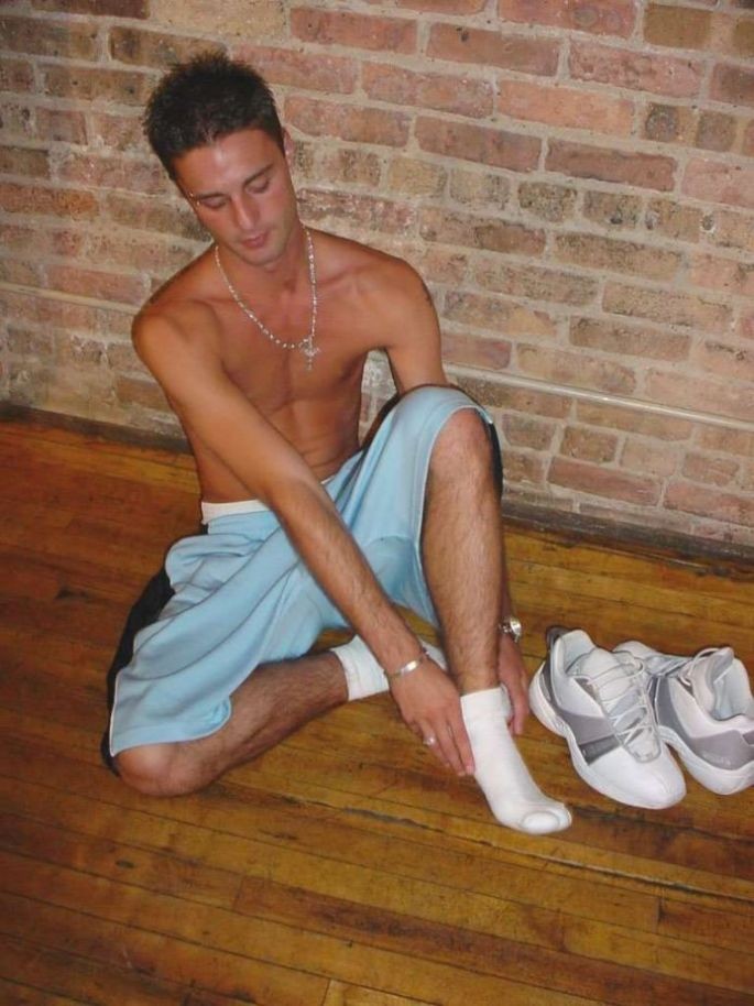 パーティーの後でエロティックなポーズをとるツインク
 #76997118