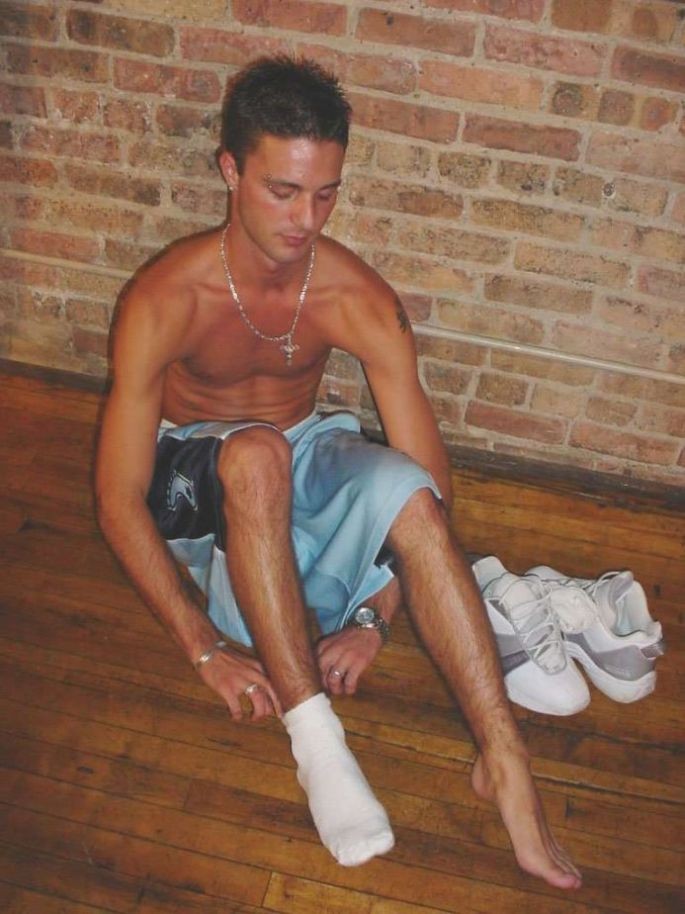 パーティーの後でエロティックなポーズをとるツインク
 #76997130