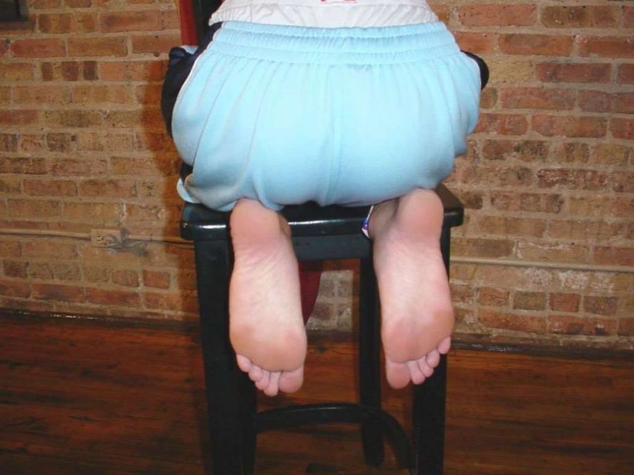 パーティーの後でエロティックなポーズをとるツインク
 #76997190