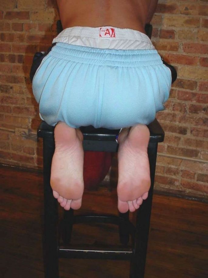 パーティーの後でエロティックなポーズをとるツインク
 #76997202