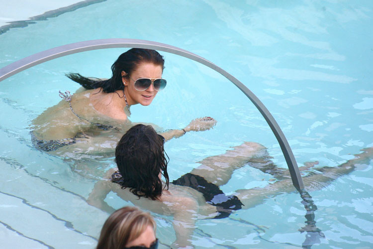 Lindsay lohan en bikini jugando en la piscina paparazzi fotos
 #75441554