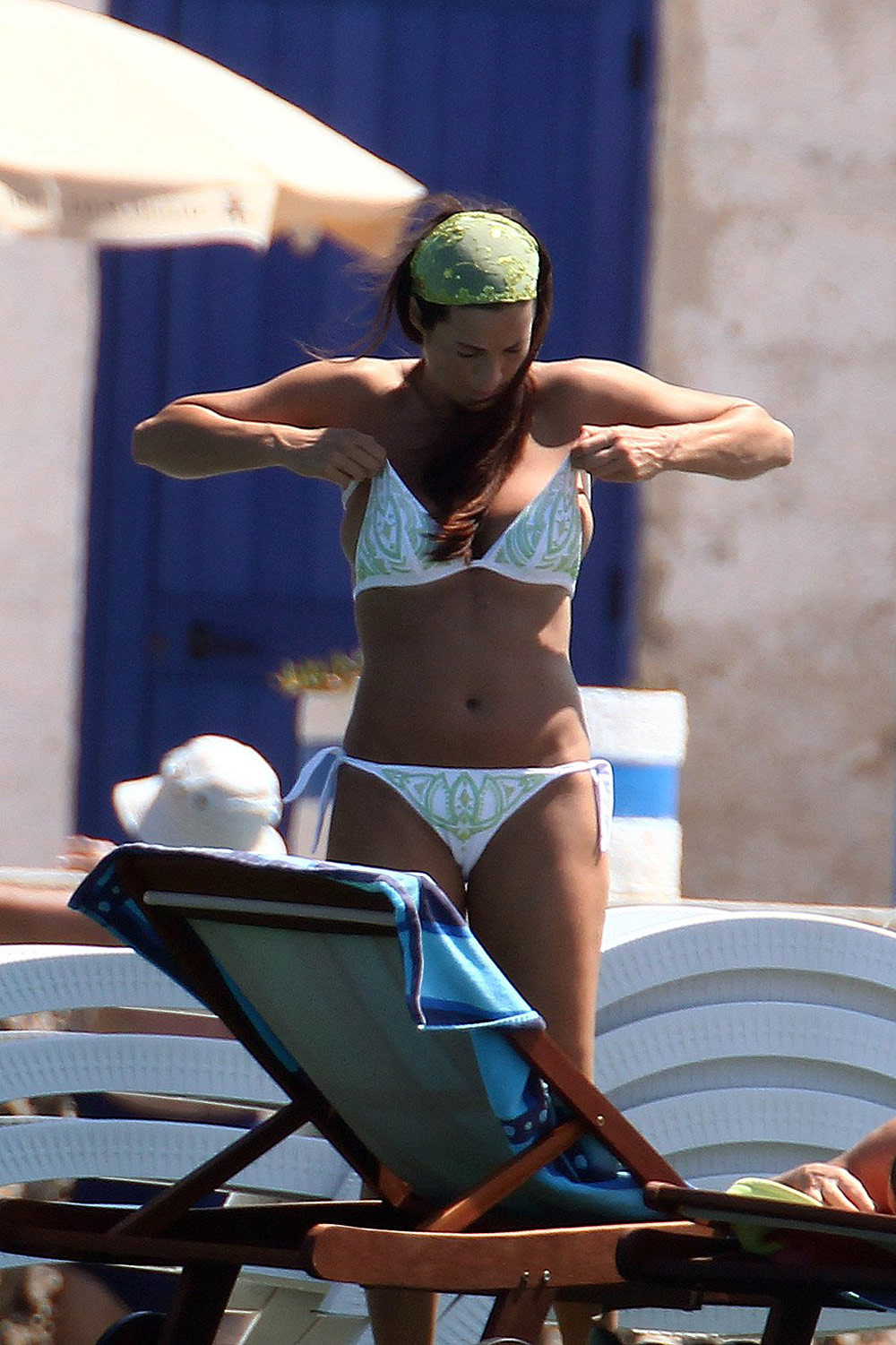 Manuela arcuri en train de prendre un bain de soleil avec son fantastique topless
 #75291305