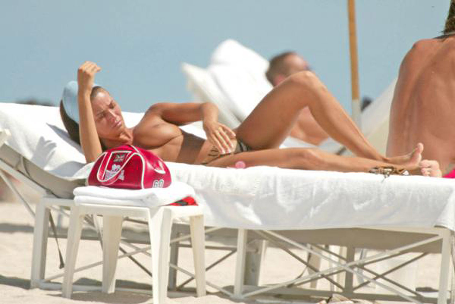 Manuela arcuri en train de prendre un bain de soleil avec son fantastique topless
 #75291363