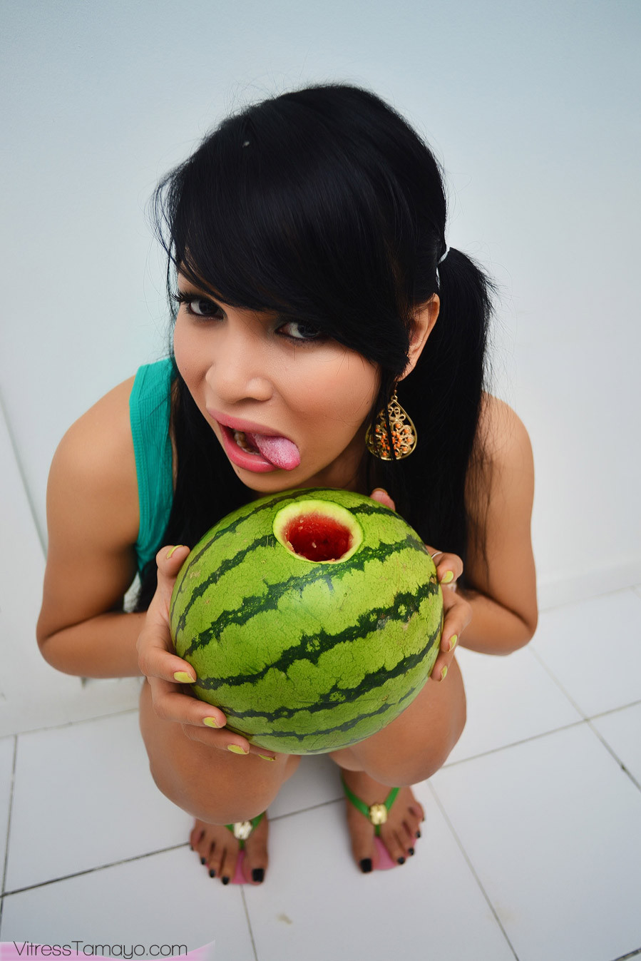 Petite asiatische Shemale mit großen Titten fickt eine Wassermelone
 #77879637