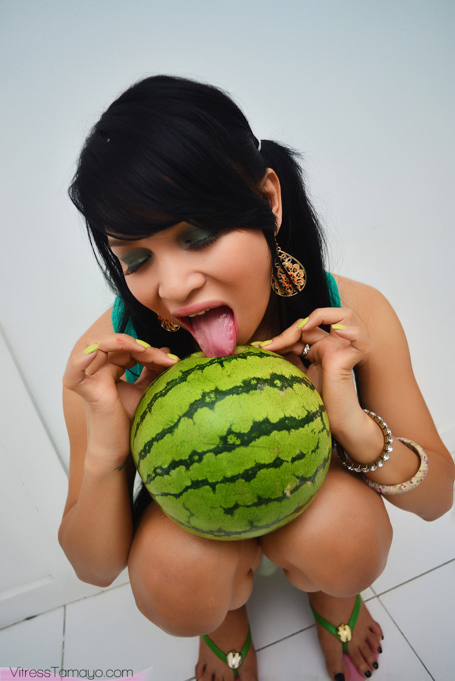 Petite asiatische Shemale mit großen Titten fickt eine Wassermelone
 #77879643